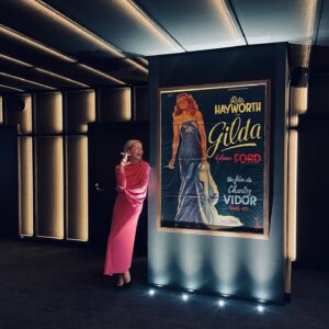 Sonja Kailassaari Instagram - Gilda, minä ja muutama muu juhlittiin eilen @kulttuurikasarmi avajaisia! 

Upea mesta ja mitkä leffasalit 🩷🩷🩷

Kiitos @katriniskanenofficial upean mekon lainasta, @sofia_oksanen avusta ja valokuvasta, @makeupannerautio meikistä!

Nyt takaisin vauva-arkeen 💕