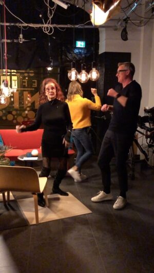 Sonja Kailassaari Instagram - Muistan kun me Airan kanssa pakotettiin Mårten tanssimaan ilman musiikkia 😂 Tällainen ihana pätkä kuvattiin haastattelun jälkeen, kun Aira kävi meillä Efter Niossa vieraana syksyllä 2018.

”Kukaan ei voi tanssia väärin”
”Jokainen on tanssiessaan kaunis”

Aira kannusti mua aina niin paljon TTKssa. En ikinä unohda sitä. Olet esikuva niin monessa ❤️