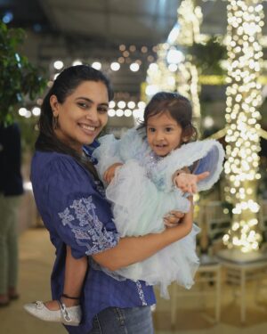 Sonu Gowda Instagram - My dear sinchamma ❤️ wishing you lots of love happiness and good health, you add so much of energy and happiness to family ❤️ when you grow up you can see this post n read what I have written about you.. you are my most tharle subbi, whatever words I use I used to make sure you repeat.. how much I ever I kiss you, cuddle you hard, you go complain to your dad n hide behind him n see me smiling those cute dimples, when I smile back you say ‘chonnnuuu’ and laugh.. you are a night owl when everyone wants to sleep you were high on energy, you wanted to get entertained.. you are the perfect little daddy’s princess❤️ nam mane muddu bangari neenu ❤️ you did not know to pronounce ‘chickamma’ you were calling ‘akkaamma’🧿🧿🧿