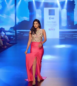 Sonyaa Ayodhya Instagram - Show stopper for Delhi Times Fashion Week 2024 💫

@timesfashionweek @sakshi_bindra @delhi.times

Label @labelsakshibindra 

Show director @kapilgauhri.dec 

Photos @gauravsharmaproductions 
.
.
 #moves #love #Delhi #timesfashionweek #fashionstyle #beach #beachy #weddings #ramp #models #supermodels