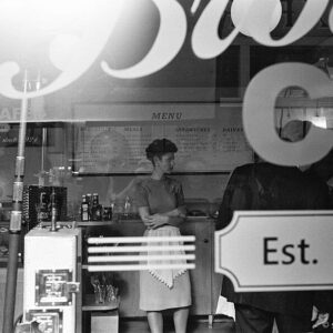 Sophia Capasso Instagram - Throwing back to behind the scenes filming for #endeavour by the amazing #simplyoxford 📽🎞 #behindthescenes #filming #actorslife #brownscafe #oxfordengland
