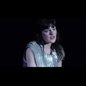 Sophie Cadieux Instagram - Dans un autre Temps, ce soir, on serait sur scène @theatreforummeyrin à Genève. à jouer Psychose 4.48 de Sarah Kane. Je donnerais beaucoup pour être sur le plateau rouge avec mon armure et mes Docs. quel privilège de pouvoir être ensemble dans des théâtres. Que vite ce temps revienne.👯‍♂️👯👯‍♀️👯‍♂️👯