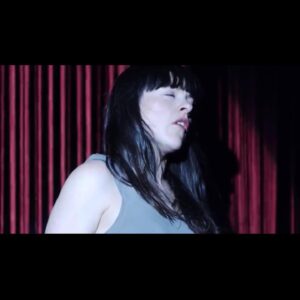 Sophie Cadieux Instagram - Dans un autre Temps, ce soir, on serait sur scène @theatreforummeyrin à Genève. à jouer Psychose 4.48 de Sarah Kane. Je donnerais beaucoup pour être sur le plateau rouge avec mon armure et mes Docs. quel privilège de pouvoir être ensemble dans des théâtres. Que vite ce temps revienne.👯‍♂️👯👯‍♀️👯‍♂️👯