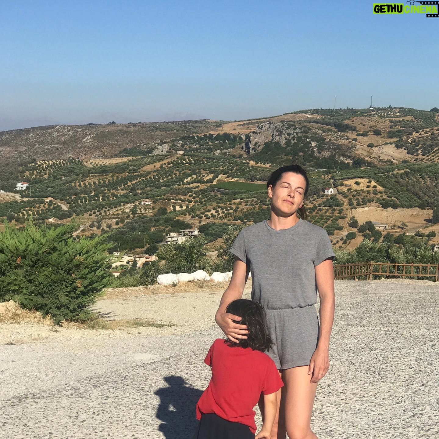 Sophie Cadieux - 533 Likes - Trop de soleil et conduites montagneuses avec le plus que parfait @levriervert qui s’en est retourné. 😢🇬🇷🐏