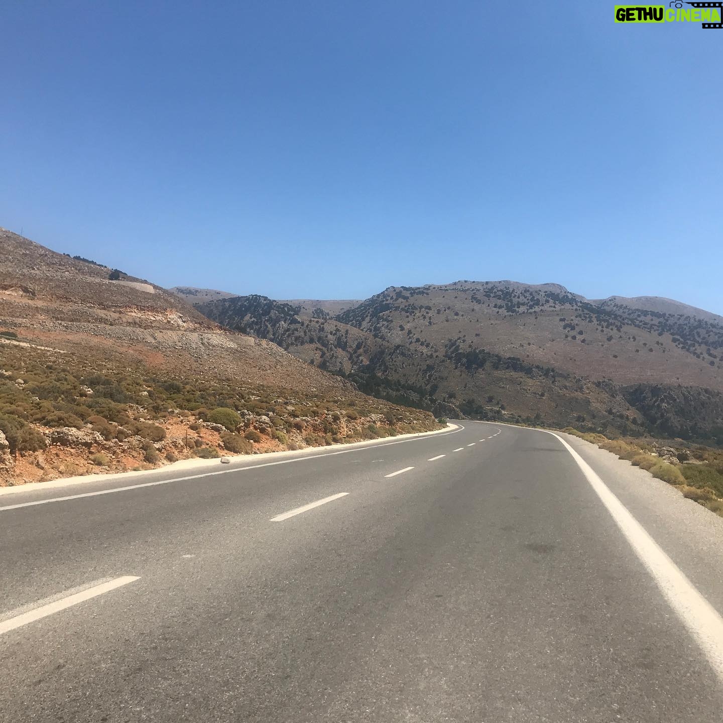 Sophie Cadieux - 533 Likes - Trop de soleil et conduites montagneuses avec le plus que parfait @levriervert qui s’en est retourné. 😢🇬🇷🐏