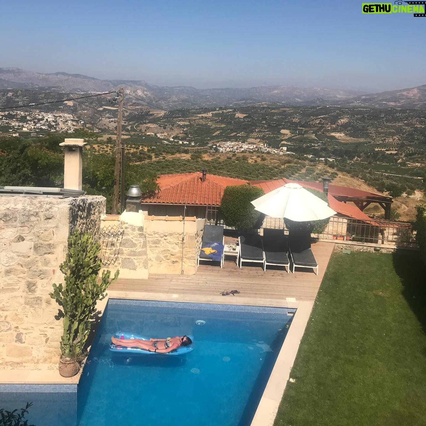 Sophie Cadieux - 533 Likes - Trop de soleil et conduites montagneuses avec le plus que parfait @levriervert qui s’en est retourné. 😢🇬🇷🐏