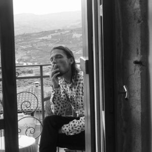 Sophie Cadieux Instagram - Trop de soleil et conduites montagneuses avec le plus que parfait @levriervert qui s’en est retourné. 😢🇬🇷🐏