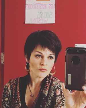 Sophie Cadieux Instagram - Dernière semaine pour Disparu(e)s  au Théâtre Duceppe. Une gang d’amour. ❤️ @theatre_duceppe