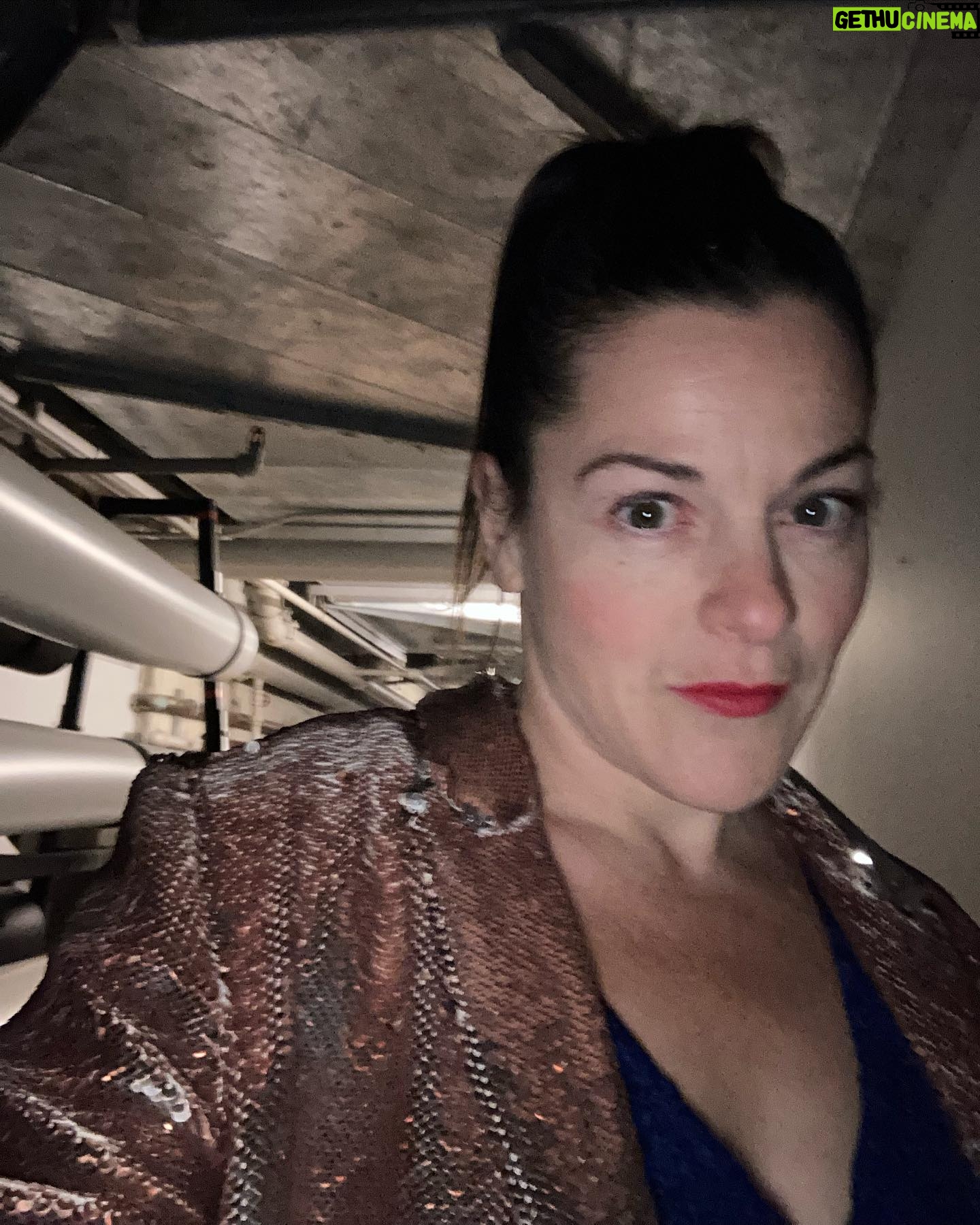 Sophie Cadieux - 319 Likes - 2023.1
byemerci
Arts vivants, créations, aventures cinématographiques, sketches délicieux,vibrances constantes, privilège de me frotter à des humains qui partagent l’espoir, l’intelligence.
