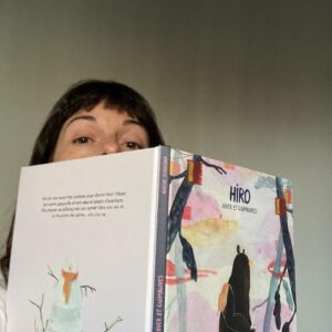 Sophie Cadieux Instagram - Je lis un très grand livre à mon fils....toi? 
@salonlivremtl #àlivreouvert #slm2020