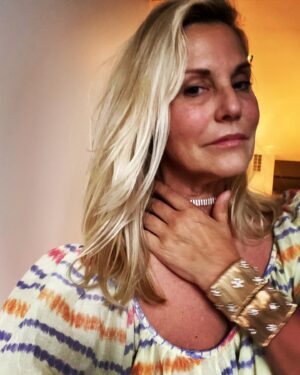 Sophie Favier Instagram - 🌼 l’été arrive,  et la vie devient facile.
Ira Gershwin⭐️.
L’été s’impose et contraint toute âme au bonheur.
André Gide.
L’été, la nuit, les bruits sont en fête.
Edgar Allan Poe.