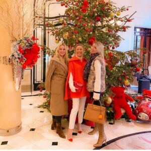 Sophie Favier Instagram - Fêtez vos ami(e)s, dites leur combien  ils sont importants à vos yeux.✨✨✨✨✨✨✨✨✨ @claireverneil @clairedurocdanner