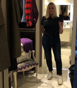 Sophie Favier Instagram - Bonjour de l’instant,prête pour ma balade journalière malgré un temps chagrin, mon jean dans  lequel je me sens mieux, merci  @cheef_france tee shirt @dollaparis et c’est parti!!!
Belle journée remplie de joie🌷🌷🌷