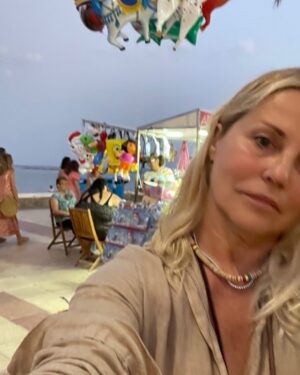 Sophie Favier Instagram - La douceur du soleil sur la peau, le vent caresse les cheveux, l’ambiance douce si légère,  nos rêves dansent jusqu’au ciel.
La plus belle saison, c’est l’été ☀️