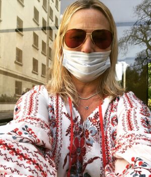Sophie Favier Instagram - Au bal masqué😷 lunettes Dior @montaigneoptique.
Robe @dascoli_ 🌿🌷🌱🌷🌿