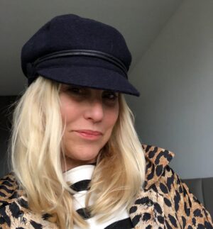 Sophie Favier Instagram - Je me rappelle précisément de cette photo, il y a 1 an, un siècle,une éternité.  J’avais choisi de porter un couvre chef comme pour me protéger d’une terrible nouvelle, la pandémie du covid 19.
Je ne mesurais pas encore, l’étendue des dégâts, je m’amusais secrètement d’être libre, heureuse.
Je nous souhaite de retrouver une belle sérénité dans les semaines à venir, d’apercevoir enfin la lumière, respirer à plein poumon...
Une fidèle pensée pour mes amis artistes. D’ici là, prenez  soin de vous. 
De tout ❤️