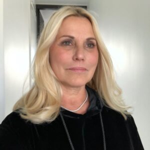 Sophie Favier Instagram - Bonjour, je vous espère bien.
Les tensions, la séduction et la concurrence......
Autant de sujets qui traversent nos vies, toutes ces  questions  qui se bousculent  dans nos têtes.
Pourtant, vivre ensembles, hommes et femmes tout en se respectant, c’est donc possible?!.
Oui oui oui savoir dire OUI justement mais sans contrainte.
OUI  je sais et OUI  j’ose.
Dire OUI à sa liberté, son énergie, ses passions, ses croyances...
Gardez votre audace et surtout OSER.
Ne cherchez pas à être parfait(e) mais juste vous.
Je dis OUI à la vie.
Et VOUS?
