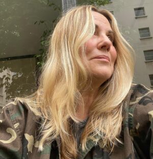 Sophie Favier Instagram - Voir loin et grand….
Faire de sa vie, une pièce de théâtre pleine d’entrain, de rebondissements, de joie, d’amour et de surprises, un terrain de jeux aux expériences envoûtantes.
Voir loin et grand est un état d’esprit, ne pas se limiter, croire en soi, aux autres.
Avoir des rêves mais surtout les réaliser autant que possible.
S’accorder du temps est essentiel pour évaluer ses priorités, qu’est ce qui me rend heureux, ma famille, mes amis, mon travail?.
Pratiquer un sport aide à ouvrir son esprit, grandir son corps, devenir plus fort , mesurer ses capacités.
Confiez vous à vos enfants, vos amis sur un projet commun, des vacances ensembles, faites un pot commun pour ce moment de rêve, les enfants adorent participer à l’organisation d’un programme.
Faites régner la joie au sein de votre foyer, ça porte bonheur.
Organisez des apéritifs, des goûters pour ceux que vous aimez, faites des surprises, pour ma part j’ai toujours des petits cadeaux d’avance.
Feuilletez vos albums photos, encadrez une belle photo d’une amie et offrez lui.
Soyez ROYAL toujours.
À vous, mes insta anges ❤️