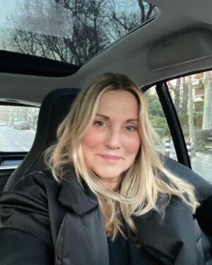 Sophie Favier Instagram - Rayonnez, c’est bon  pour le moral:
Réveillez votre énergie  pour un bel équilibre,
Prendre une douche froide des pieds à la tête si vous en trouvez le courage, ça va booster l’organisme.
Faire un shampoing soin en se massant, décollant le cuir chevelu, ça donne des ailes.
Rincez  vos  cheveux à l’eau fraîche pour refermer les écailles et donner de la brillance, ça marche.
Utilisez un gratte-langue pour éliminer la flore bactérienne, évite la mauvaise haleine et rebooste nos défenses immunitaires, ensuite procéder à un brossage soigné de vos dents, souriez ça rend beau.
Rincez votre visage toujours à l’eau fraîche, ça donne  les joues roses, absolument charmant surtout quand on dépasse 50 ans😇.
Choisissez un super allié post ménopause: je sais on chuchote mais mieux vaut se pencher sur le sujet, je pense à la spiruline, collagène…..
À vous de voir!!! .
Hydrater votre peau avec de bons produits éthiques, bon nombre de jeunes marques bio, éco responsables
existent, faites votre choix.
Composez  avec soin, votre alimentation, plus de végétal, le vert c’est bon pour la santé et le sucre des fruits, topissime pour le cerveau.
Veillez à faire de bonnes nuits réparatrices, pensez à la soie pour votre taie d’oreiller, c’est doux pour le visage et votre chevelure.
Soyez en mouvement,
Marchez  en forêt,
 Dansez comme à 20 ans.
Cultivez la positive attitude, soyez heureux, plein d’entrain.
cuisinez, inventez une recette, innovez.
Enlacez un nouveau-né, sentez ses petits plis dans le cou, l’odeur d’un petit d’homme est bouleversante.
Lire un bouquin avec un chat qui ronronne sur vous.
Caressez un chien, allez en balade avec lui.
Écoutez les oiseaux, chanter. C’est la plus belle mélodie.
Allumer une bougie @hozhoparis 🔥
Écrire  une to-do list.
Fixez vous des objectifs atteignables.
Refusez la morosité ambiante, focus sur l’empathie, la bienveillance, le monde est beau, la vie est précieuse, on en a qu’une alors savourez la.
Appelez une amie
Riez pour un rien, ça fait un bien fou.
Dites je t’aime plus souvent ❤️
Alors,la pêche 🍑