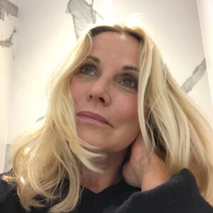 Sophie Favier Instagram - Day by day Je suis encore émue des applaudissements à 20H hier,de mes voisins pour ceux qui courageusement, secourent les plus fragiles,le milieu médical, urgentistes, pompiers, le samu, les aides soignants dans les ephads, la police, les éboueurs,le personnel des supermarchés.....qui pour la plupart ne sont même pas protégés, (sans gant, ni masque).
J’ai regardé avec compassion un homme en selle  qui fendait la nuit, pour livrer quelques affamés alors dehors avec mes toutous pour une promenade tardive.
Ce matin, je me réjouis d’écouter le printemps depuis ma fenêtre, les oiseaux gazouillent, je me plais à penser que notre  planète respire enfin, un peu.
Le calme apaise, amène  à la réflexion, profitons en pour lire ou relire des livres, jouer à des jeux de sociétés avec nos petits, cuisiner avec amour,  manger en  pleine conscience,  appeler nos amis, nos familles pour leur dire combien ils comptent pour nous, merci  @guysavoy😍 pour sa réflexion si juste en ces moments très difficiles.
Échanger sur les réseaux sociaux avec bienveillance et surtout gardons notre humour.
C’est tellement bon de rire, si vivant.
Je vous souhaite une belle journée, sereine et positive❤️
Toute mon affection pour l’Italie, au passage, un grand bravo à  @chiaraferragni pour avoir sollicité sa communauté et récolter 4 millions d’€ pour lutter contre le coronavirus., ça c’est concret.
Toutes mes pensées vont à mes amis en Espagne.