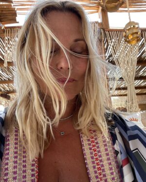 Sophie Favier Instagram - Être là, ici et maintenant.
Nous sommes tous pollués par les réseaux sociaux, par l’image que l’on projette, avoir un avis sur tout et n’importe quoi. 
Mais mesurer le temps qui s’écoule inexorablement avec sagesse et gratitude est une chance, un pouvoir sur nous même.
Accueillir l’instant précieux, magique qui nous est offert, ne demande rien d’autre que de s’arrêter, peut être fermer ses yeux pour écouter, sentir, aimer……
À vous…..❤️