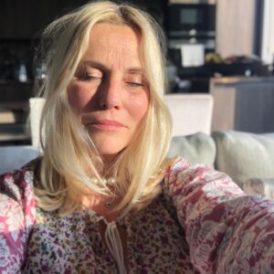 Sophie Favier Instagram - Être en paix, accueillir avec douceur et sagesse, le temps précieux qui s’écoule... .
Le  privilège de grandir en gardant son âme d’enfant, la fraîcheur des beaux sentiments, ne pas regretter, ne plus s’en faire.
Découvrir 1000 plaisirs au quotidien, vivre au présent dans l’amour de soi et des autres, favorise la source d’énergie et resurgit sur notre santé physique et mentale.
Alors vive la joie de vivre, en douceur, les uns avec les autres❤️