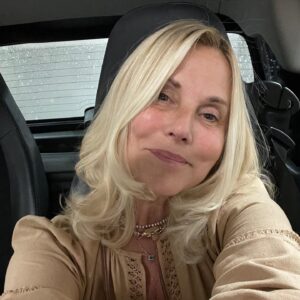 Sophie Favier Instagram - En route pour le nouveau commencement… @vogueparis 
Moteur, votre plan de relance personnel est enclenché.
La rentrée, comme un regard neuf, une vision d’un monde grand, votre futur apportant joie et beauté.
Alors, chiche⭐️