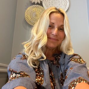 Sophie Favier Instagram - Sourire à la vie, sourire aux autres est une bénédiction, un anti stress naturel, ca décharge des émotions négatives,ça permet de se détendre.
Le cerveau reconnaît ce signal  et libère automatiquement des endorphines.
Alors, oui SOURIEZ …… 😀