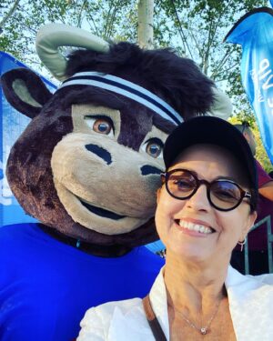 Sophie Jovillard Instagram - On souffle un peu après la belle première victoire des bleus ! 🏉 @francerugby 

On se fait de nouveaux copains comme ici à Toulouse avec Tolosa @stadetoulousainrugby et on regarde @echappees_belles ce soir sur @france5 tranquillou pour une rentrée toute en douceur avec notre voyage inédit en Thaïlande 🇹🇭 

@bo_travail #voyage #tv #programme #thailand #beautiful #escape #faitesdebeauxvoyages #mercilavie❤️