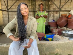 Sophie Jovillard Instagram - Gardez les yeux grands ouverts sur le monde dans nos @echappees_belles !  Cap sur la Côte d’Ivoire 🇨🇮 samedi soir à partir de 21h sur #france5 !  @cheffepriscagilbert @bo_travail #voyage #decouverte #escape #afrique #cotedivoire #luckyme #faitesdebeauxvoyages #tvshow @france.tv @francetelevisions #team