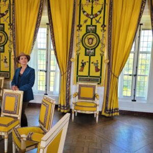 Sophie Jovillard Instagram - Les Trésors de Marie Antoinette à Versailles c’est à découvrir ce soir sur #france5 @france.tv 

Un documentaire passionnant réalisé par @flotroq ✨

@fredlusa @martange_production @flotroq @chauveauestelle @rezp22  @magaly_make_up 🙏🏻Geoffray Thomassin David Sandras Valentin Bernard 

@chateauversailles #marieantoinette #tresors #documentaire #tv