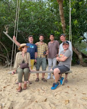 Sophie Jovillard Instagram - Fière, heureuse et impatiente de vous retrouver samedi soir à partir de 21h sur @france5 pour ouvrir cette 18em saison @echappees_belles avec un voyage inédit en Thaïlande 🇹🇭. @bo_travail @mathailande #thailand #voyage #decouverte #tv #beautiful #escape #faitesdebeauxvoyages #dreamteam #luckyme #viensjetemmène