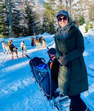 Sophie Jovillard Instagram - Pour fêter ces fêtes de fin d’année avec vous je suis très heureuse de vous retrouver ce soir avec nos Échappées Belles dans les Pyrénées . A voir ou revoir sans modération.
Que nos Échappées Belles puissent vous accompagner , vous changer les idées , vous réconforter , vous réchauffer le cœur, vous divertir…🫶🏻🙏🏻 #france5 @france.tv @bo_travail @lacarde.pyrenees @jonathanrebouillat @fredericdesbree @sandymossion #pyrenees #chezlouisette #montagne #nature #decouverte #voyage #tv #faitesdebeauxvoyages