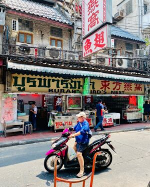 Sophie Jovillard Instagram - Fière, heureuse et impatiente de vous retrouver samedi soir à partir de 21h sur @france5 pour ouvrir cette 18em saison @echappees_belles avec un voyage inédit en Thaïlande 🇹🇭. @bo_travail @mathailande #thailand #voyage #decouverte #tv #beautiful #escape #faitesdebeauxvoyages #dreamteam #luckyme #viensjetemmène