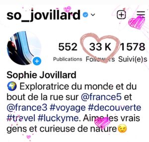 Sophie Jovillard Instagram - 🫶🏻
Dites 33 ! 

Et moi je vous dis 33 000 MERCIS 🙏🏻 

Vous êtes en effet 33 K à me suivre sur @instagram et cela me touche énormément. 

J’ai beaucoup de chance de vous avoir à mes côtés . 

Je ne suis pas une pro des réseaux mais je lis tous vos messages et témoignages. C'est ma relation directe avec vous et c'est précieux pour moi. 

Chaque fois que je pars en voyage pour ECHAPPEES BELLES ou ailleurs c'est pour vous et avec vous... 

Faites de beaux voyages ! 😉

#gratitude #merci #mercilavie❤️ #partage 
Merci aussi à @bo_travail @ecrans.du.monde @martange_production  @france5 
@francetelevisions 
@france3 @ushuaiatv …de me permettre de vivre ces émotions 🙏🏻
J’espère avoir longtemps la chance de vivre de nouvelles aventures à partager 🤞🏼📺