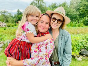 Sophie Jovillard Instagram - Coup de cœur pour Kihnu 💘

Souvent présentée comme un matriarcat l’île de Kihnu en Estonie est une perle de la Baltique et les femmes en sont ses gardiennes . 

Kihnu et nos  @echappees_belles en Estonie 🇪🇪, à voir prochainement sur @france5 📺  @kihnukultuuriruum #kihnu #estonie #voyage #travel #beautifulescape #decouverte #mercilavie❤️ #luckyme #tradition #ile #baltique #europedunord @bo_travail @france.tv  Chapeau @terranana74