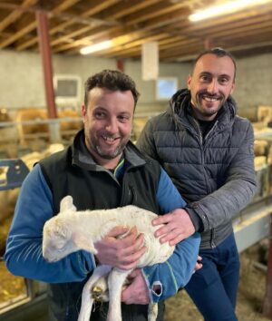 Sophie Jovillard Instagram - Pour fêter ces fêtes de fin d’année avec vous je suis très heureuse de vous retrouver ce soir avec nos Échappées Belles dans les Pyrénées . A voir ou revoir sans modération.
Que nos Échappées Belles puissent vous accompagner , vous changer les idées , vous réconforter , vous réchauffer le cœur, vous divertir…🫶🏻🙏🏻 #france5 @france.tv @bo_travail @lacarde.pyrenees @jonathanrebouillat @fredericdesbree @sandymossion #pyrenees #chezlouisette #montagne #nature #decouverte #voyage #tv #faitesdebeauxvoyages