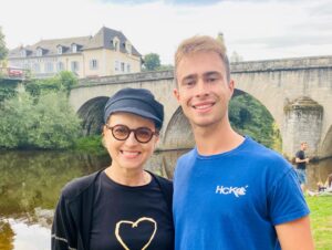 Sophie Jovillard Instagram - C’est quand le bonheur ?  C’est ce soir sur #france5 avec nos @echappees_belles en Corrèze 🫶🏻. Viens à la rencontre de Laurence, Antoine , Nathalie , Corentin , Albane , Stéphane et tous les autres …corréziens de cœur ou d’adoption 🫶🏻. Rien n’est possible sans la dream team @bo_travail qui rend tous ces moments exceptionnels possibles 🙏🏻. #correze #villages #plusbeauxvillagesdefrance #magnifiquefrance @francetelevisions #tv @tourismecorreze #voyage #decouverte #faitesdebeauxvoyages #rencontres #mercilavie #bonheur