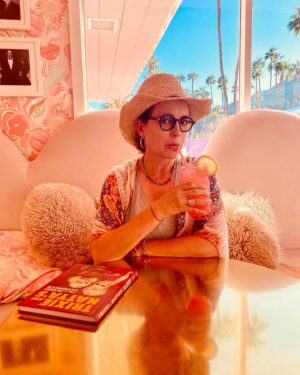 Sophie Jovillard Instagram - Because i’m happy !  Bienvenue en Californie en bonne cie ☀️! Rendez-vous samedi soir sur #france5 📺. @francetelevisions  @france.tv  @echappees_belles  @bo_travail  #californie @visitcalifornia #voyage @laurieencalifornie #americandream #travel #tv #escape