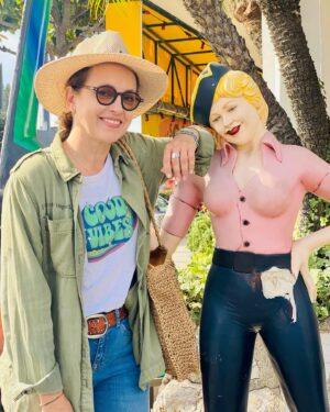 Sophie Jovillard Instagram - Because i’m happy !  Bienvenue en Californie en bonne cie ☀️! Rendez-vous samedi soir sur #france5 📺. @francetelevisions  @france.tv  @echappees_belles  @bo_travail  #californie @visitcalifornia #voyage @laurieencalifornie #americandream #travel #tv #escape