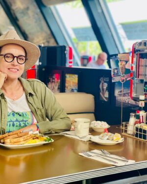 Sophie Jovillard Instagram - Because i’m happy !  Bienvenue en Californie en bonne cie ☀️! Rendez-vous samedi soir sur #france5 📺. @francetelevisions  @france.tv  @echappees_belles  @bo_travail  #californie @visitcalifornia #voyage @laurieencalifornie #americandream #travel #tv #escape