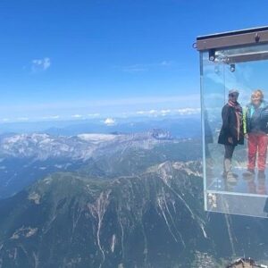 Sophie Jovillard Instagram - Je suis vraiment heureuse de pouvoir partager avec vous ces si bons moments en montagne au départ de Chamonix avec des personnes vraiment inspirantes et attachantes 🫶🏻. 📺 Rendez-vous ce soir sur @france5 à partir de 21h . @echappees_belles @bo_travail @francetelevisions @buvettedesmottets 😉 #montagne #chamonix @chamonixmontblanc #balade #randonnée #mercilavie