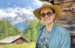 Sophie Jovillard Instagram - Je suis vraiment heureuse de pouvoir partager avec vous ces si bons moments en montagne au départ de Chamonix avec des personnes vraiment inspirantes et attachantes 🫶🏻. 📺 Rendez-vous ce soir sur @france5 à partir de 21h . @echappees_belles @bo_travail @francetelevisions @buvettedesmottets 😉 #montagne #chamonix @chamonixmontblanc #balade #randonnée #mercilavie