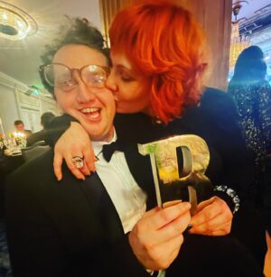 Sophie Willan Instagram - Had a wonderful night with team Alma! And WE BLOODY WON!! #AlmasNotNormal #BestComedyProgramme #TheBroadcastAwards
