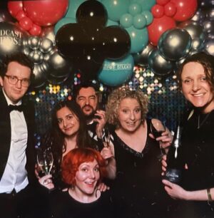 Sophie Willan Instagram - Had a wonderful night with team Alma! And WE BLOODY WON!! #AlmasNotNormal #BestComedyProgramme #TheBroadcastAwards