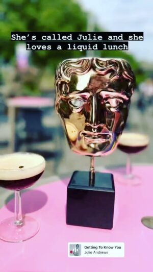 Sophie Willan Instagram - She’s called Julie and she loves a liquid lunch 
👯‍♀️🍸🍸