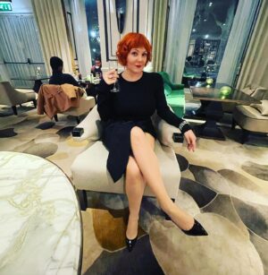Sophie Willan Instagram - Had a wonderful night with team Alma! And WE BLOODY WON!! #AlmasNotNormal #BestComedyProgramme #TheBroadcastAwards