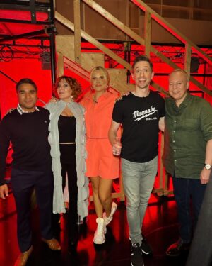 Sophie Willan Instagram - Tune in to @taskmaster @channel4 TONIGHT at 9pm! WOOP! #taskmaster 

Silver jacket @zara