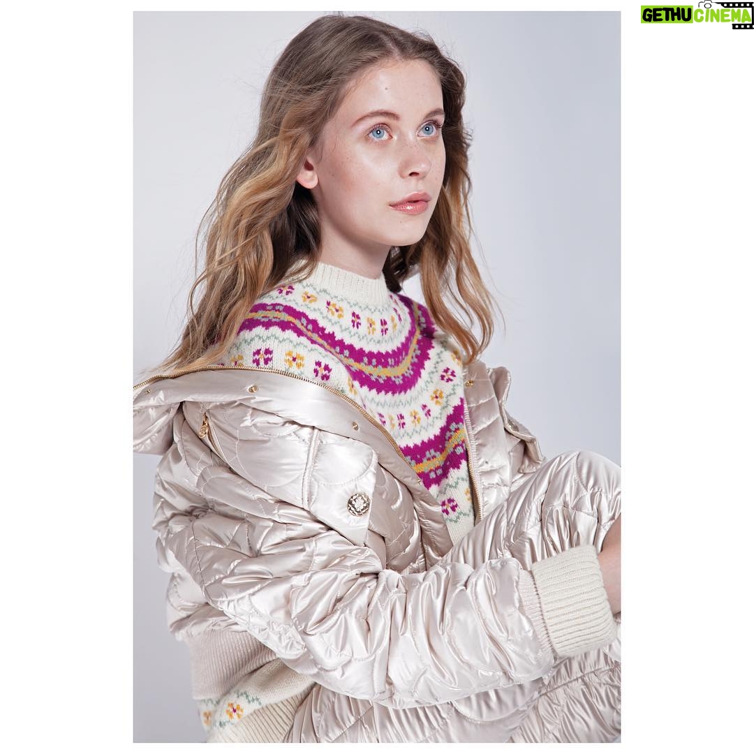 Sorcha Groundsell - 2.6K Likes - “Yes of course I know how to ski...”
I don’t know how to ski but I’m always down for looking into the middle distance while wearing beautiful @chanelofficial knitwear. Thank you to @wonderland for making me feel sporty and letting me talk incessantly about French cinema. ❄️
#coconeige