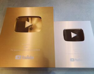 Sou Instagram - YouTubeの盾届いた 
金と銀、同時獲得(貰い忘れてただけ)